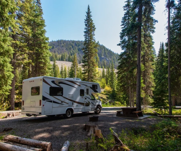 beautiful-campsite-mountains-with-rv-wooden-bench